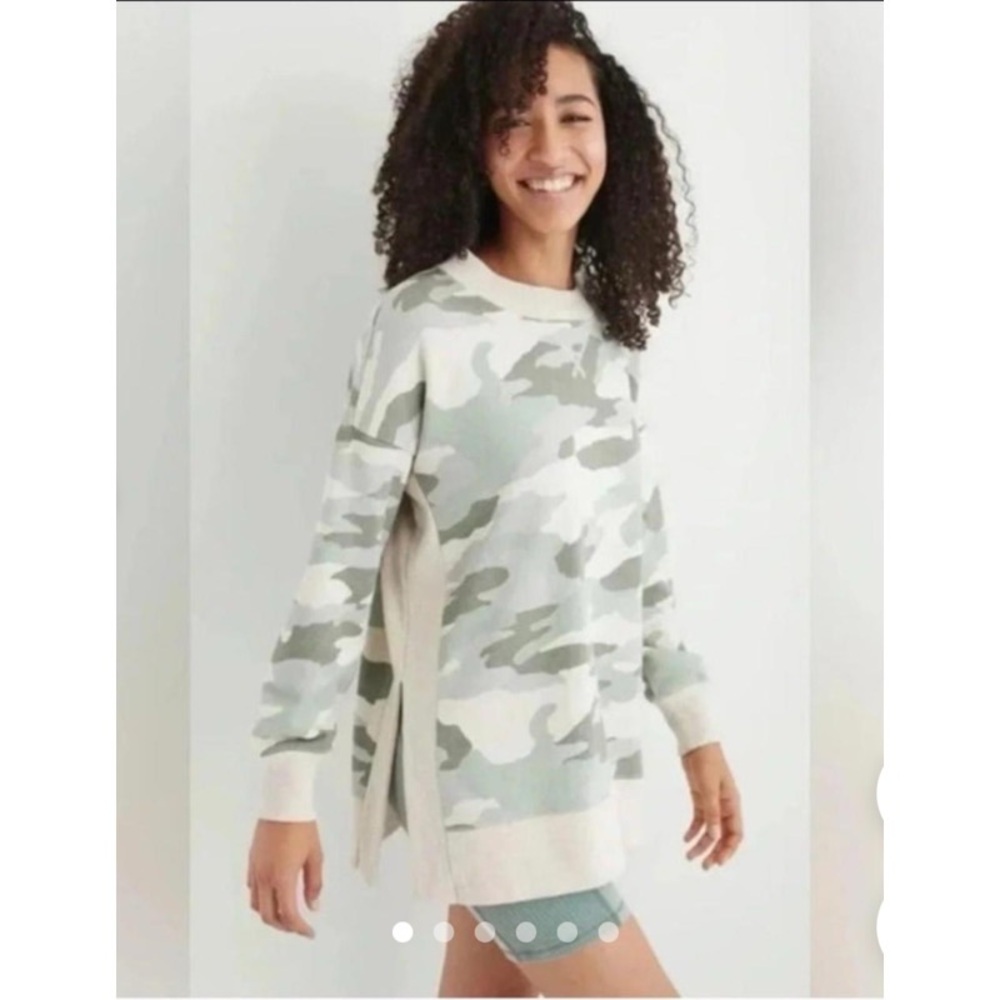 Aerie Oversized Good Vibes Crewneck Tunic Sweatshirt in Desert Camo. Size: Small